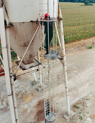 Palier de repos en utilisation sur un silo à grains d’une coopérative agricole, avec porte de condamnation CEC100 en partie basse de l’échelle - Moselle (57)