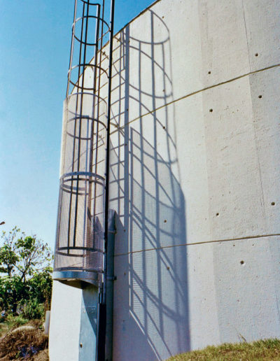 Porte de condamnation CEC400 avec tôle perforée AC300 et joues latérales AC100 protégeant l’accès à un réservoir sur une station d’épuration - Yvelines (78)
