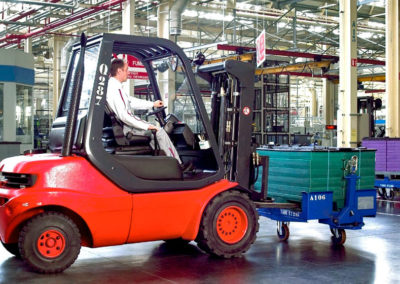 Loading a rolling base with a forklift - automotive production site - Moselle (57)