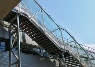 Escalier droit à paliers en acier galvanisé, marches chauffantes et plafond de verre - Yvelines (78)