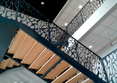 Escalier en tôle découpée au laser, motif dentelle, marches en bois massif, cabinet comptable - Moselle (57)