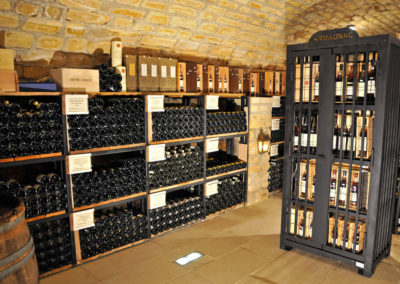 Coffre-fort pour spiritueux en acier et étagères en acier et bois pour le rangement de bouteilles de vin - Moselle (57)